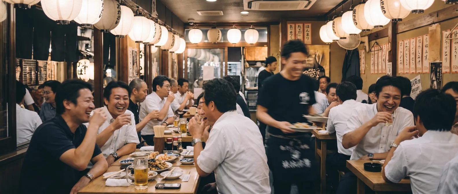 来店客で賑わう居酒屋の店内